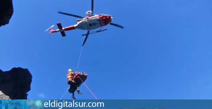 rescate-ges-121125 Momento del rescate del pescador en los acantilados de Barranco Hondo, en Santa Úrsula, por un helicóptero del GES