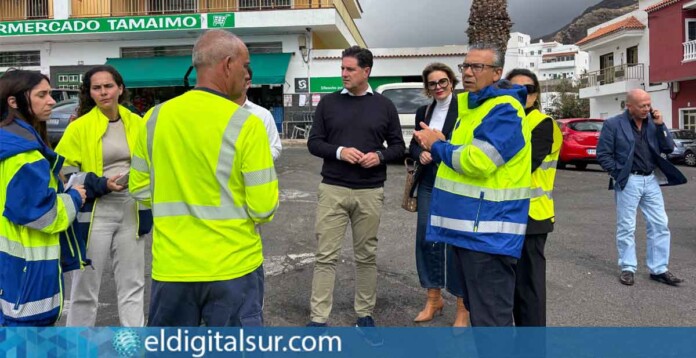 El consejero de Carreteras, Dámaso Arteaga, junto a Krysten Martín y el alcalde de Santiago del Teide, Emilio Navarro, durante la visita a las obras de rehabilitación de la TF-454 en Tamaimo