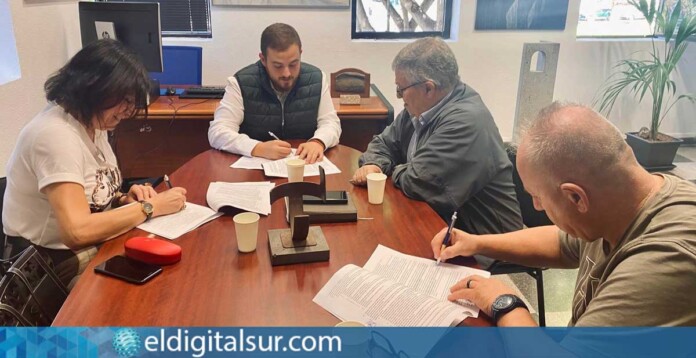Naím Yánez, concejal de Cultura de Arona, firma los convenios de colaboración con las agrupaciones folclóricas del municipio