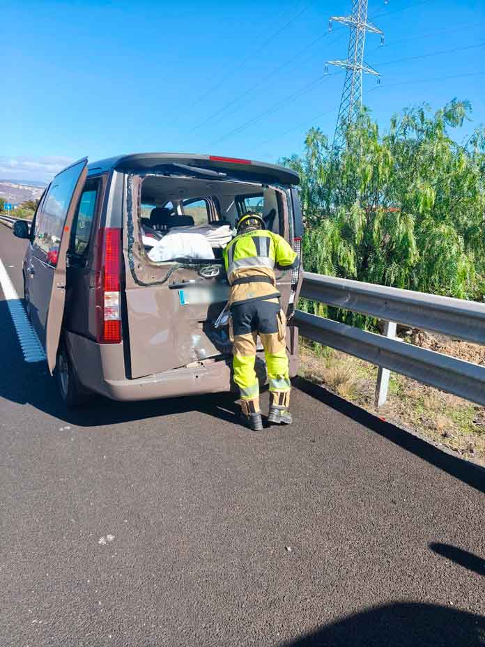 Bomberos y Guardia Civil aseguran la zona tras un choque entre vehículos en la TF-1, en Güímar