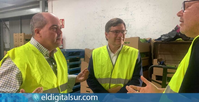 Alejandro Gómez y Nicasio Galván, representantes de VOX en Canarias, durante una visita a productores locales, recogiendo inquietudes del sector primario para trasladarlas a las instituciones
