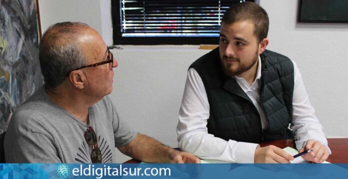 Bladimiro Regalado Armas y Naím Yánez Alonso, durante la firma para la cesión de la colección de radios que dará lugar a una exposición única en Canarias en el municipio de Arona