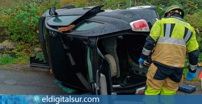Bomberos de Tenerife durante la atención del vuelco en la TF-13