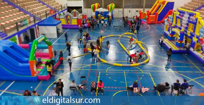 Niños disfrutan de juegos y actividades deportivas en el Campamento de Navidad de Granadilla de Abona