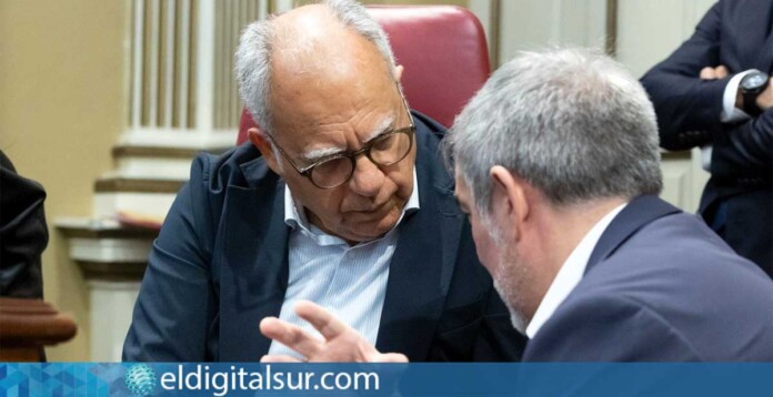 Casimiro Curbelo junto a Fernando Clavijo durante el pleno del Parlamento de Canarias