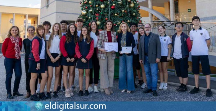 Equipo del Colegio Internacional Costa Adeje entrega donación al Ayuntamiento de Adeje