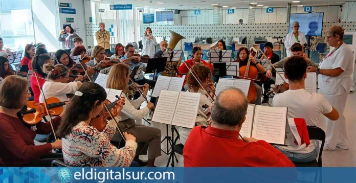 La Orquesta Las Candelas de Candelaria, dirigida por Silvia Alonso, durante el concierto navideño en el HUC