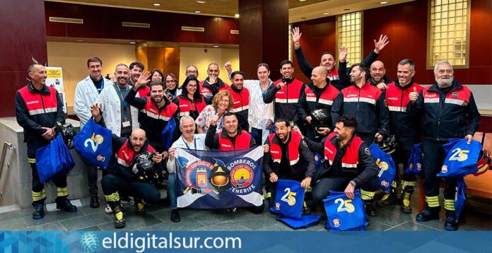 Los Bomberos de Tenerife visitan a los pacientes pediátricos de La Candelaria llevando ilusión y regalos