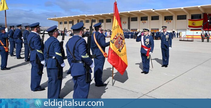 El general Francisco Javier Vidal pasa revista a la Fuerza durante los actos en honor a la Virgen de Loreto en la base aérea de Gando