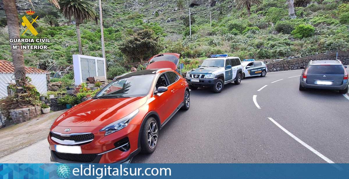 Intercepción del vehículo en el que huían los tres acusados durante el operativo desplegado por la Guardia Civil, con apoyo de la Policía Local de Buenavista del Norte