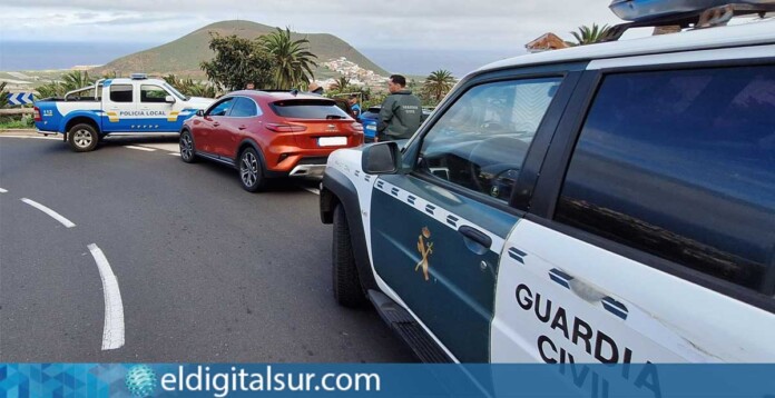 Intercepción del vehículo en el que huían los tres acusados durante el operativo desplegado por la Guardia Civil, con apoyo de la Policía Local de Buenavista del Norte