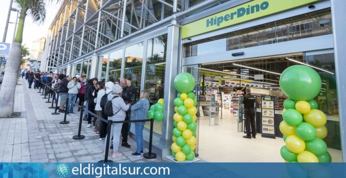 Clientes formando fila en la mañana de apertura del nuevo HiperDino Menceyes