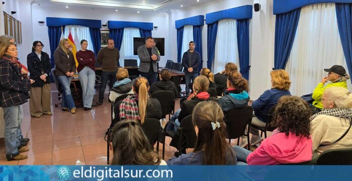 El alcalde Juan Ramos, junto al Grupo de Gobierno, durante la bienvenida a los 26 vecinos incorporados al Ayuntamiento mediante el programa Empleo Activo SJR