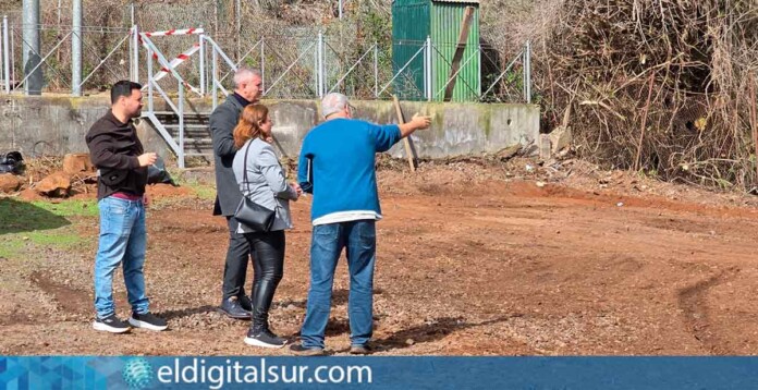 El concejal Fran Hernández visita la zona donde se ejecutan las obras del nuevo parque infantil de La Frescura en Los Baldíos