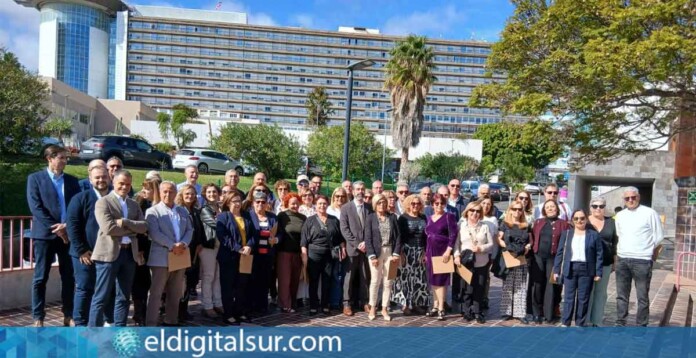 Los profesionales jubilados del HUC posan en la fotografía de familia