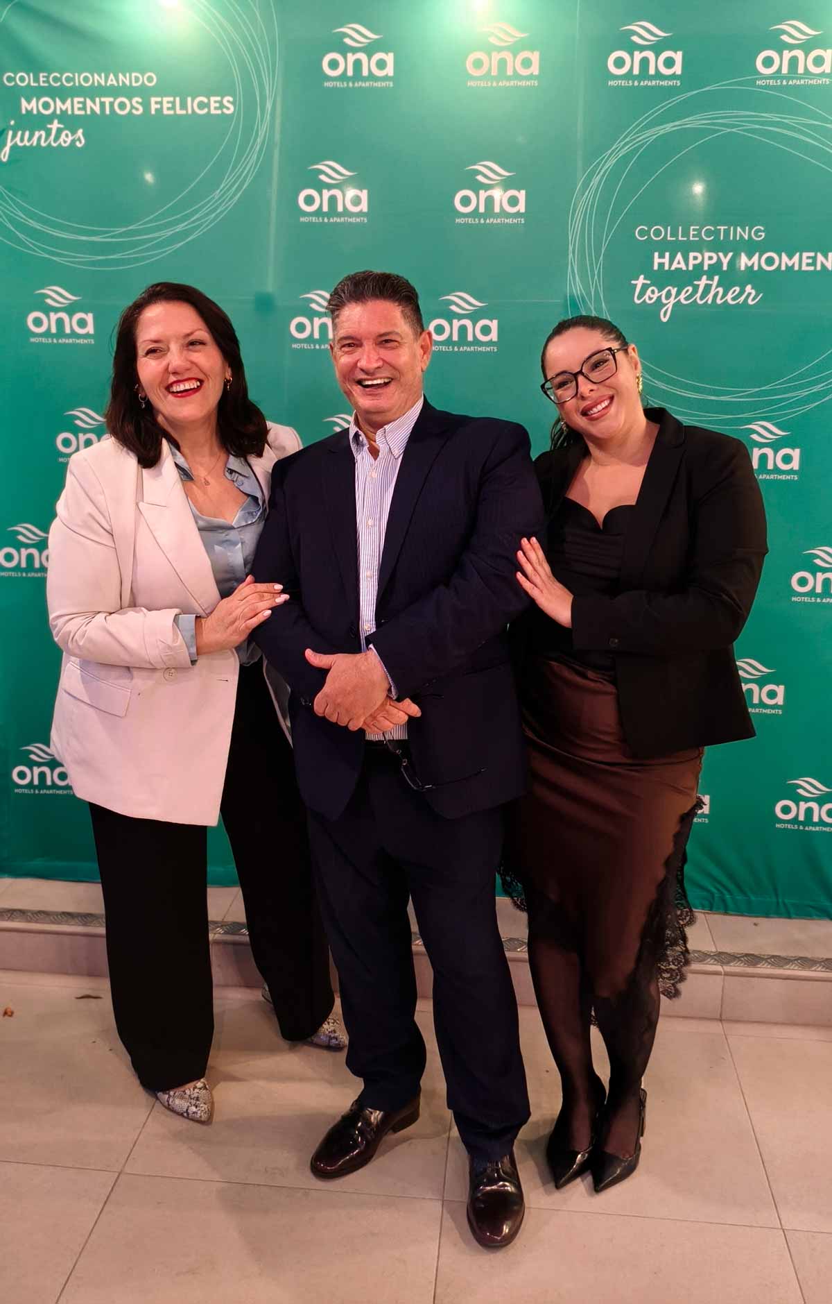 Representantes de la Asociación de la Zona Comercial Abierta de Las Galletas junto al director del hotel y la concejal de Promoción Económica de Arona