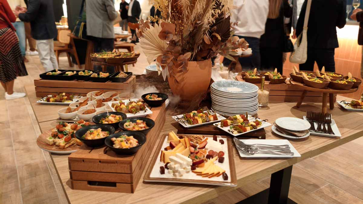 Variedad de arroces, pescados y postres típicos canarios en el nuevo restaurante del complejo