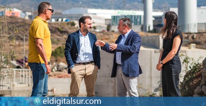 Manuel Fernández durante una visita a un polígono industrial