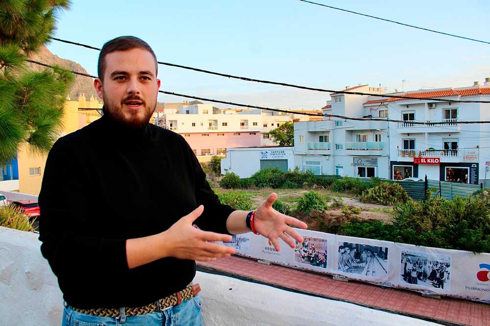 Naím Yánez Alonso señala las fotografías instaladas en la lona de Valle San Lorenzo, que repasan la memoria histórica y el legado costumbrista del barrio