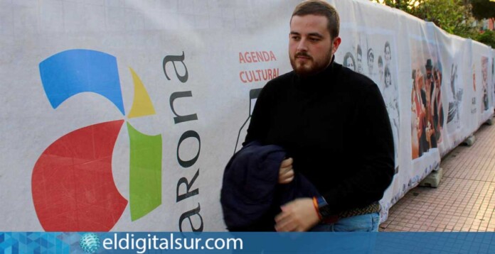 Naím Yánez Alonso recorre el Valle San Lorenzo, observando de cerca las imágenes que muestran la vida agrícola, festiva y social de décadas pasadas