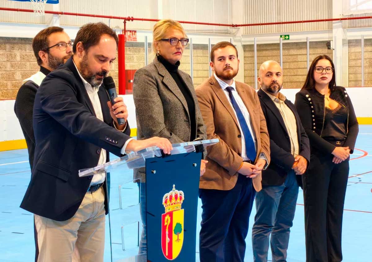 Héctor Reyes, junto a miembros del gobierno del Ayuntamiento de Arona, durante la inauguración del Pabellón de Las Galletas