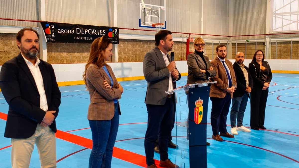 Luis Sierra, junto a miembros del gobierno del Ayuntamiento de Arona, durante la inauguración del Pabellón de Las Galletas