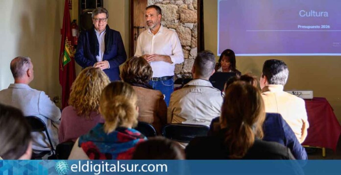José Carlos Acha y Juan Ramón Martín durante la rueda de prensa de la Mesa Insular de Cultura en la Casona Secundino Delgado, en Arafo