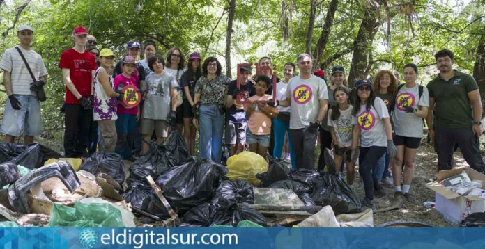 Voluntariado del Proyecto LIBERA durante una jornada de recogida y caracterización de basuraleza en un entorno natural de Canarias
