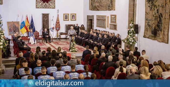 Entrega de medallas y reconocimientos a policías de Adeje
