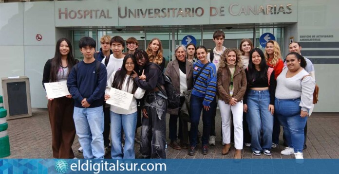 Estudiantes de Bachillerato del IES Los Cristianos durante su recorrido por el Hospital Universitario de Canarias, guiados por profesionales