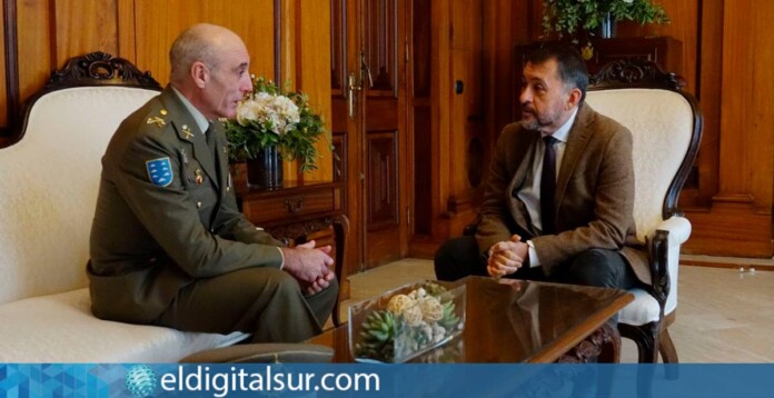 El alcalde José Manuel Bermúdez recibe al general Alfonso Pardo de Santayana, nuevo jefe del Estado Mayor del Mando de Canarias