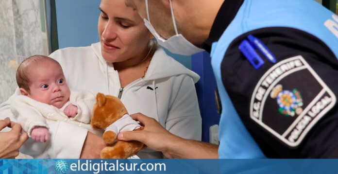 Agentes de la Policía Local entregan regalos y comparten juegos con los niños en el HUNSC