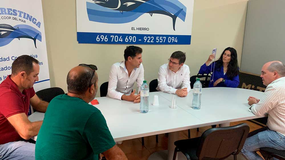 Nicasio Galván, presidente provincial de VOX Las Palmas y diputado autonómico por la isla de Gran Canaria, junto a Alejandro Gómez, concejal de VOX y presidente provincial en Santa Cruz de Tenerife, en una reunión con pescadores para recoger sus demanda