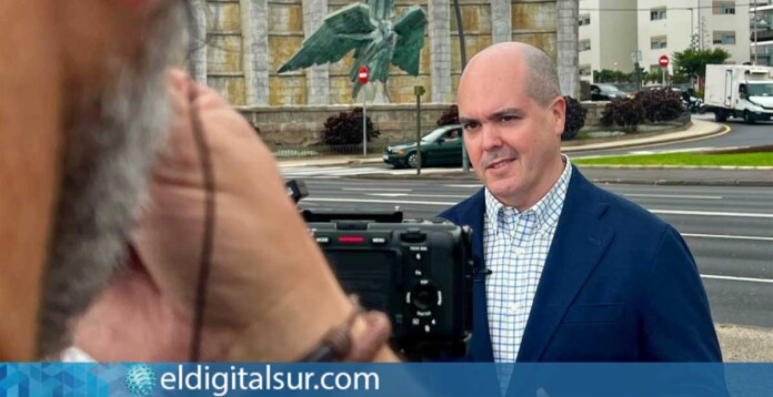 Alejandro Gómez frente al Monumento a la Paz de Tenerife, durante su declaración sobre las denuncias de Podemos