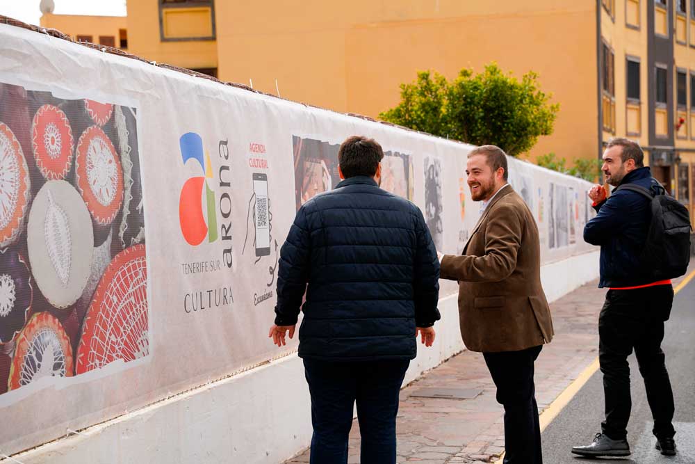 Lona con fotografías históricas en la calle Duque de la Torre, en el casco histórico de Arona / EDS
