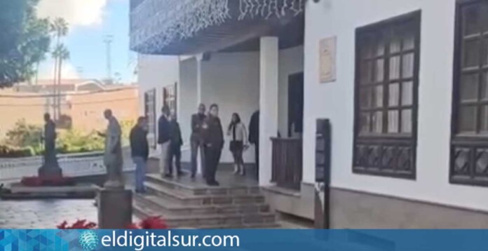 Momento de tensión entre concejales del Ayuntamiento de Arona, registrado a las puertas del consistorio
