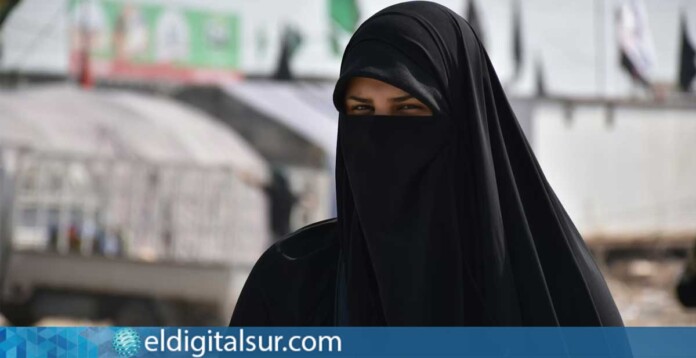 Una mujer con el rostro cubierto