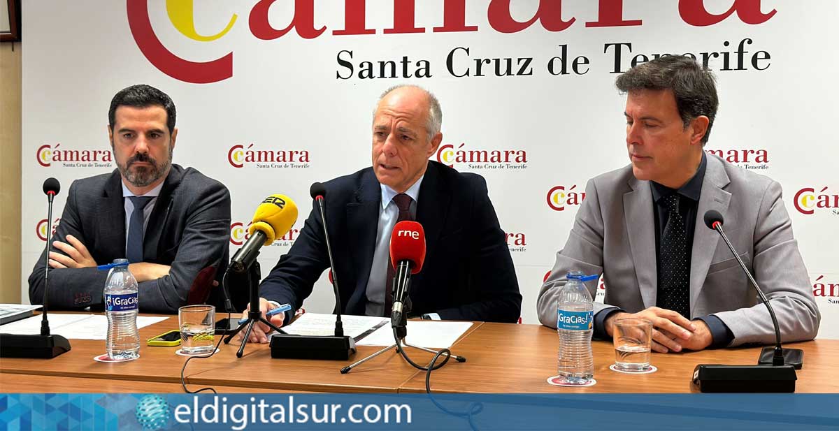 camara-comercio-santa-cruz-tenerife-261225 Santiago Sesé, presidente de la Cámara de Comercio de Santa Cruz de Tenerife, junto a Gustavo González de la Vega, viceconsejero de Economía e Internacionalización del Gobierno de Canarias, y Manuel Alexis Oliva, director general de Promoción y Diversificación Económica, durante la presentación de la guía fiscal y contable para autónomos y pymes