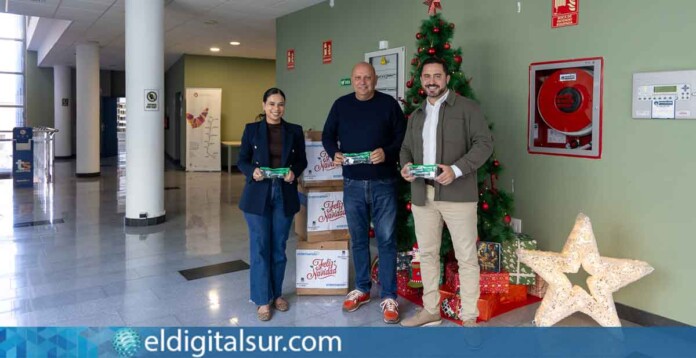 Momento de la entrega de los 600 kits bucodentales infantiles por parte de Entemanser al Ayuntamiento de Adeje, con la participación de Adolfo Alonso Ferrera, Coraima Afonso Navarro y Pedro A. Gómez.