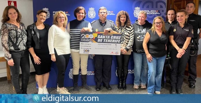 Entrega del cheque solidario de la carrera Ruta 091 a la Asociación Activoz por parte de la Policía Nacional.