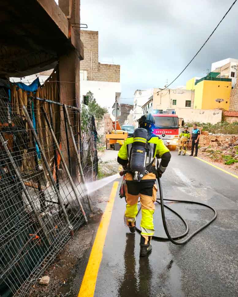 Bomberos de Tenerife sofocando un incendio de basuras y maderas en un edificio abandonado en la calle Chindia, Valle de San Lorenzo (Arona), con apoyo de la Policía Local