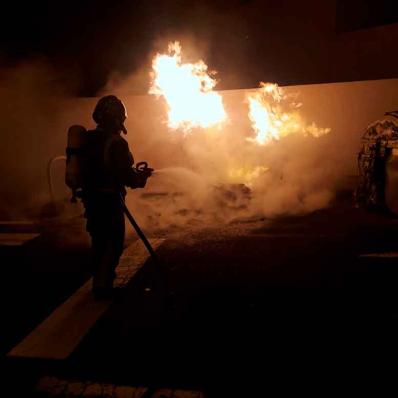 Bomberos de Tenerife extinguiendo un incendio en un contenedor de reciclaje de papel en El Sobradillo (Santa Cruz) / Bomberos de Tenerife