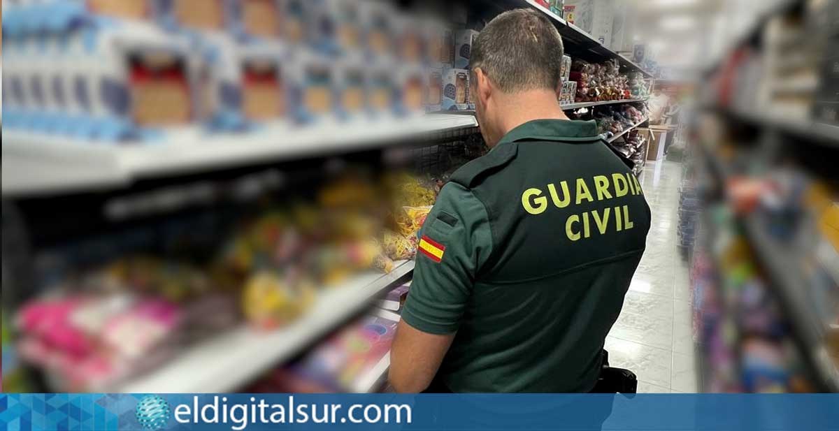 Agentes de la Guardia Civil durante la intervención de más de 44.000 juguetes falsificados en un bazar de Arona, Tenerife
