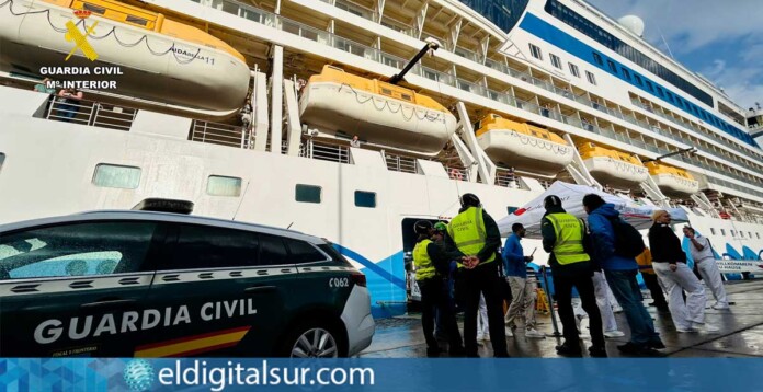 Agentes de la Guardia Civil durante los controles de seguridad marítima en los puertos de Santa Cruz de Tenerife