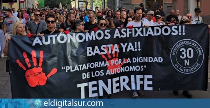 Manifestantes en Tenerife participan en la protesta estatal de autónomos