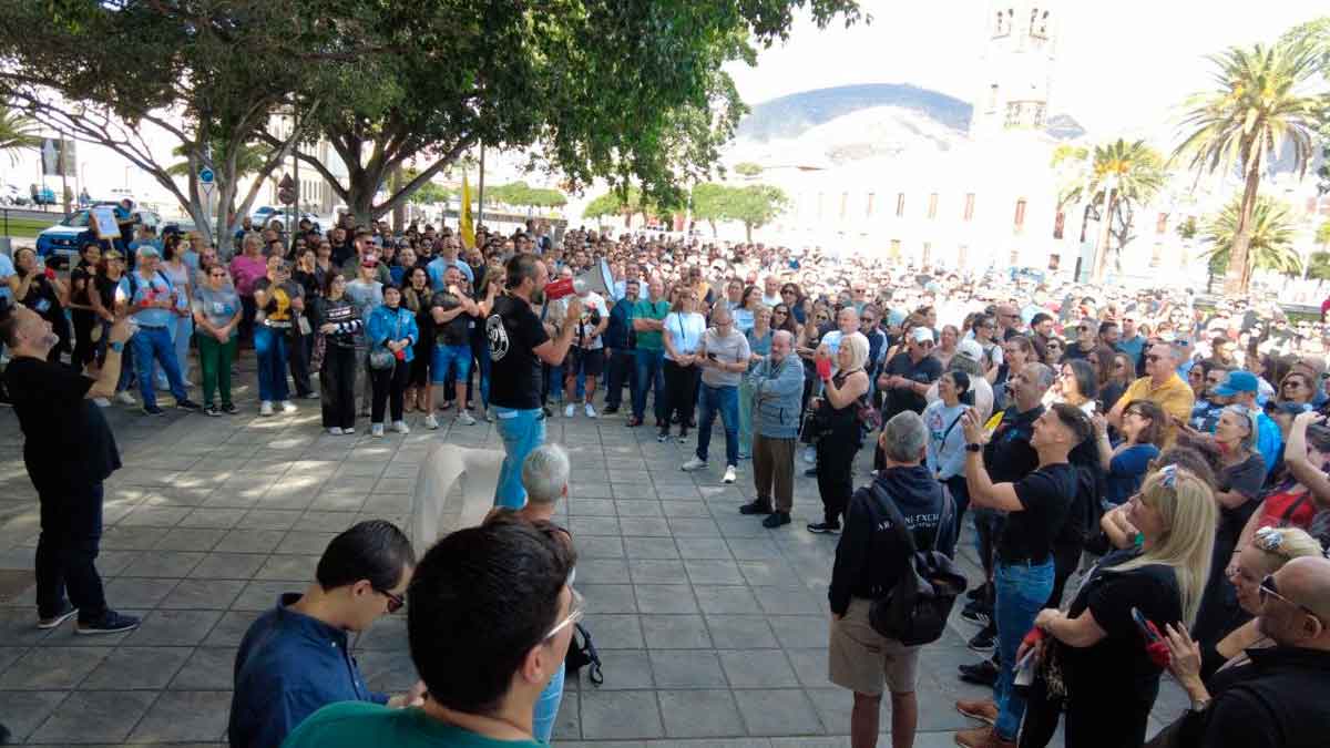 Manifestantes en Tenerife participan en la protesta estatal de autónomos