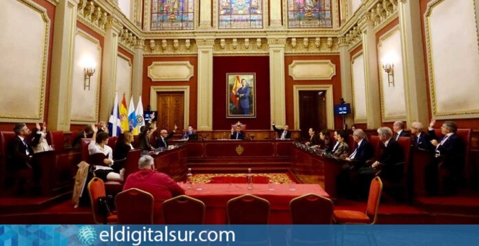 Pleno extraordinario del Ayuntamiento de Santa Cruz de Tenerife en el que se aprobó de forma inicial el presupuesto municipal para 2026, cifrado en 381,2 millones de euros