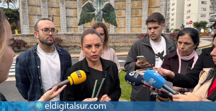 Noemí Santana, Salvador Moreno y María del Cristo González (PODEMOS) frente al monumento