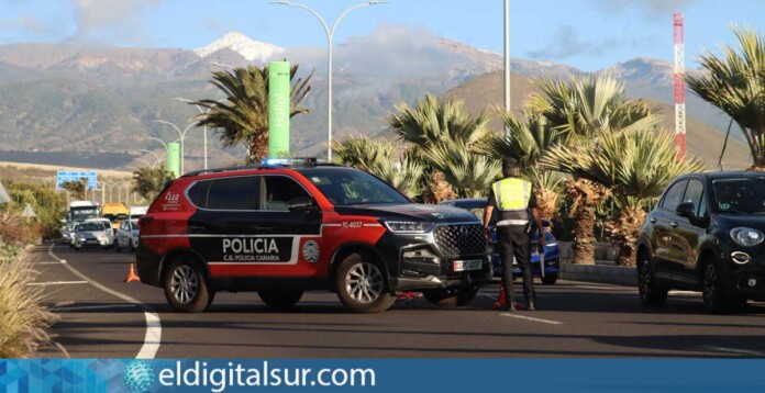 Operativo conjunto de la Policía Local de Granadilla de Abona y la Policía Canaria en el aeropuerto Tenerife Sur para controlar taxis ilegales