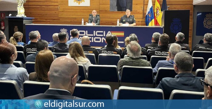 Agentes de la Policía Nacional reunidos durante la planificación del «Plan Comercio Seguro» en Canarias